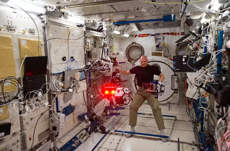 Trạm ISS cũng tiến hành nghiên cứu quan trọng cho hoạt động thám hiểm không gian dài hạn trong tương lai, chẳng hạn như đến Mặt trăng, Sao Hỏa. Nghiên cứu tác động của vi trọng lực đối với sức khỏe con người như ở cơ, xương, tim mạch, thị lực. Ảnh: @ IMDEA Materials. 