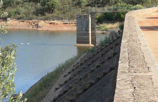 Con đập có kích thước khá lớn, với chiều rộng 194 mét và chiều cao 24 mét. Bức tường xây của nó bao gồm các ô chứa đầy đá và đất sét, được trang trí bằng mặt vữa. Ngày nay, nó là một phần của hồ chứa nước đóng vai trò là nguồn nước uống cho Mérida. Ảnh: @Hostal La Flor de Al-Ándalus.