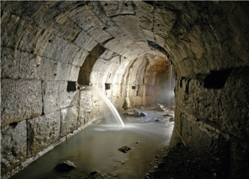 Mục đích chính là thoát nước mưa vào Sông Tiber, nhưng trong thời kỳ Đế chế, nó cũng được kết nối với các nhà tắm công cộng và nhà vệ sinh lớn. Mặc dù phần lớn khối xây ban đầu đã được thay thế bằng bê tông, Cloaca Maxima vẫn là một công trình kỹ thuật La Mã ấn tượng và quan trọng. Ảnh: @ResearchGate.