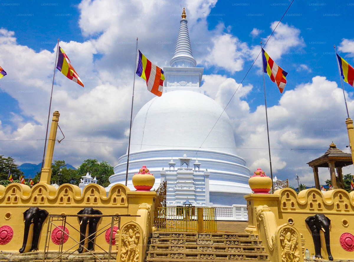 Một số ước tính cho rằng, bảo tháp này có tuổi đời hơn 2.000 năm. Đây là địa điểm hành hương phổ biến của các Phật tử trong khu vực và vẫn được sử dụng rất nhiều cho đến ngày nay. Ảnh: @Lakpura.