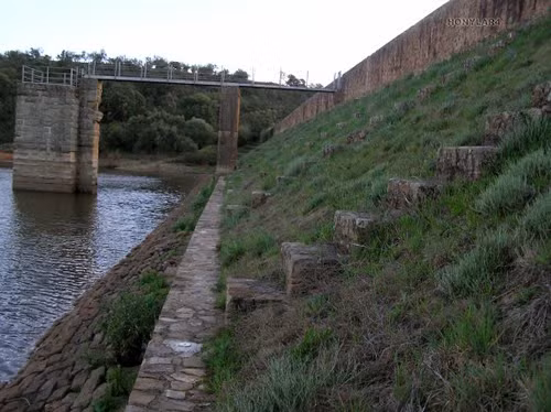 Theo một số ước tính, đập này được người La Mã xây dựng vào khoảng thế kỷ thứ 1 và thế kỷ thứ 2 SCN. Đập này nằm trên Sông Albarregas, một nhánh của Sông Guadiana, nằm cách thành phố Mérida gần đó chưa đầy 15 km. Ảnh: @Travellino.