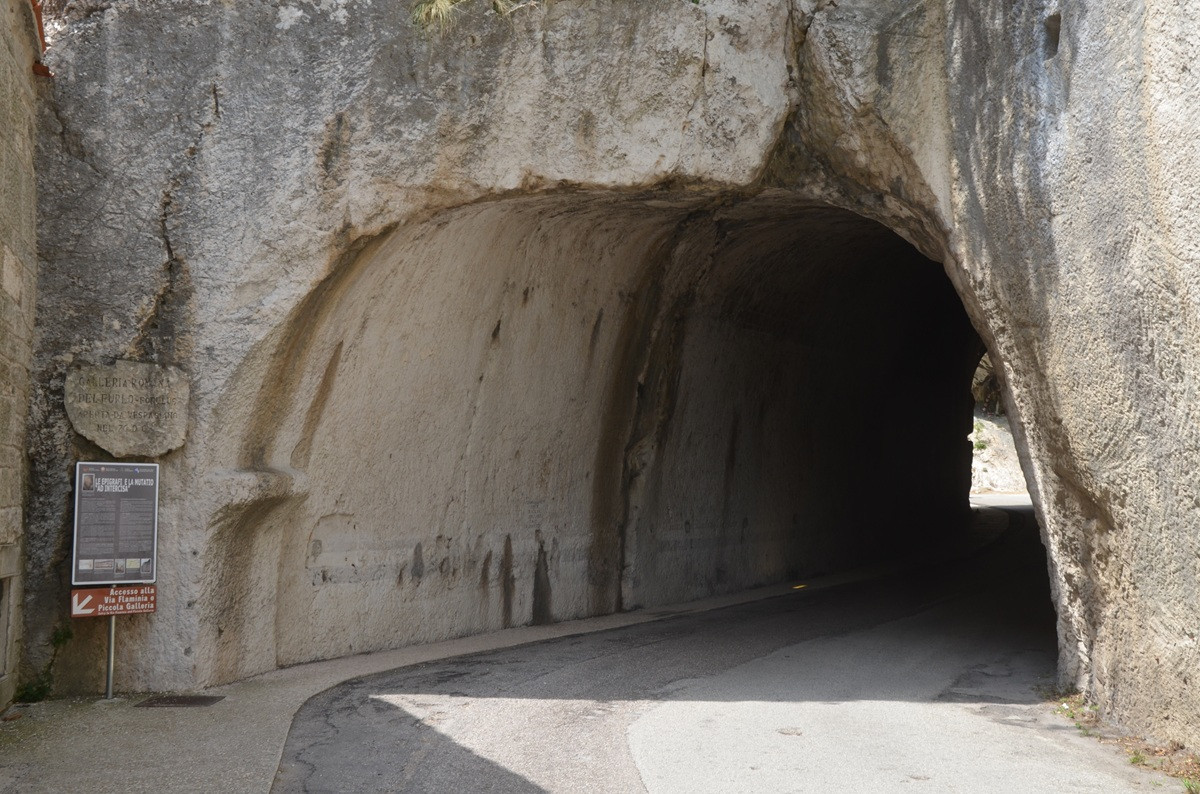 Tại điểm hẹp nhất của hẻm núi, hoàng đế La Mã Vespasian đã ra lệnh xây dựng một đường hầm gọi là “Foro” có nghĩa là “lỗ nhỏ” trong tiếng Latin. Đường hầm này dài khoảng 38,3 mét và cao 5,95 mét. Ảnh: @Wikimedia Commons.