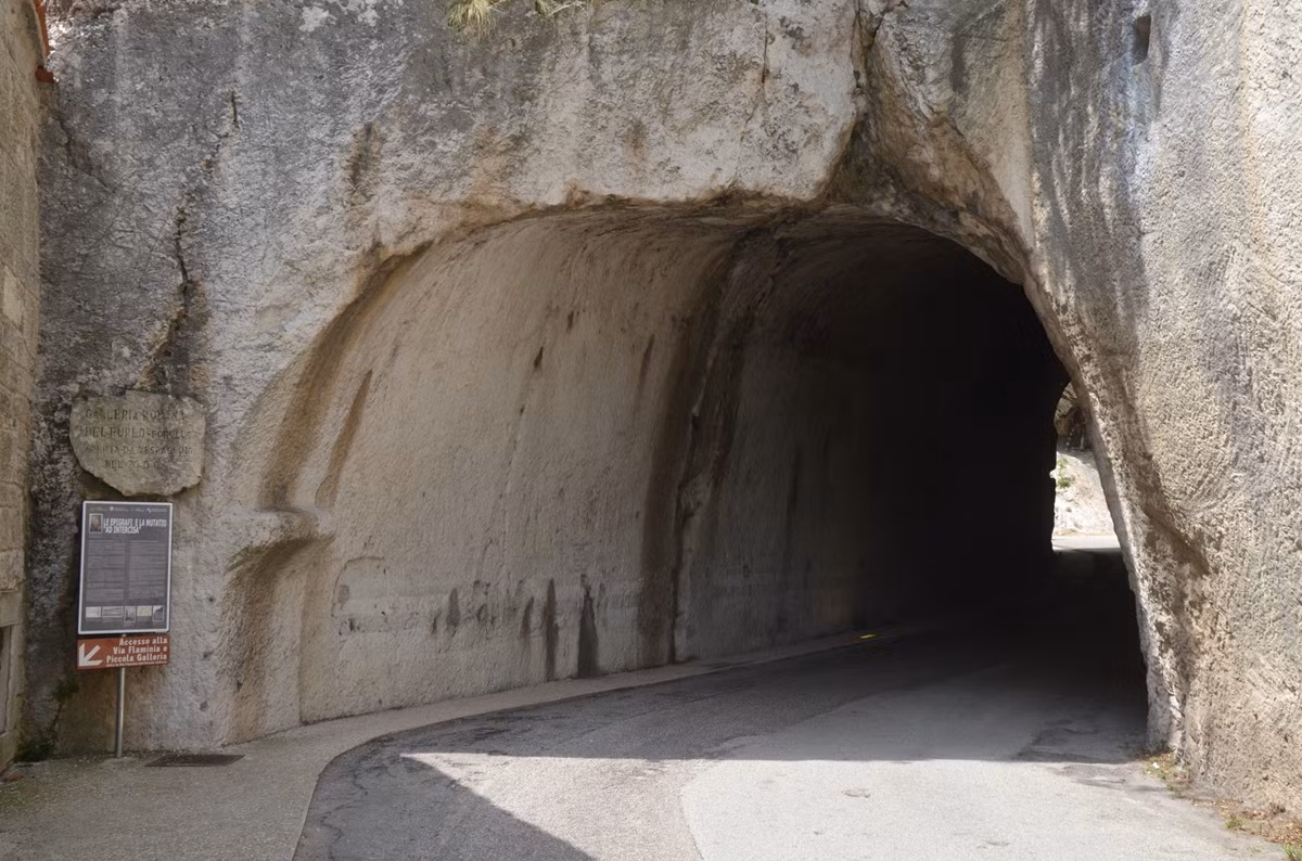 Tại điểm hẹp nhất của hẻm núi, hoàng đế La Mã Vespasian đã ra lệnh xây dựng một đường hầm gọi là “Foro” có nghĩa là “lỗ nhỏ” trong tiếng Latin. Đường hầm này dài khoảng 38,3 mét và cao 5,95 mét. Ảnh: @Wikimedia Commons.