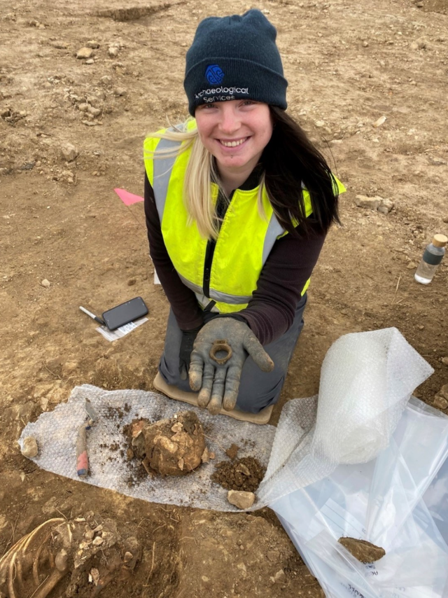 Kat Baxter, người phụ trách khảo cổ học tại Bảo tàng và Phòng trưng bày Leeds, cho biết: “Đây thực sự là một phát hiện độc đáo và đáng chú ý, có ý nghĩa to lớn đối với sự hiểu biết của chúng ta về lịch sử thời kỳ đầu của Leeds, và những người đã định cư tại đây”. Ảnh: @Dịch vụ Khảo cổ học West Yorkshire.