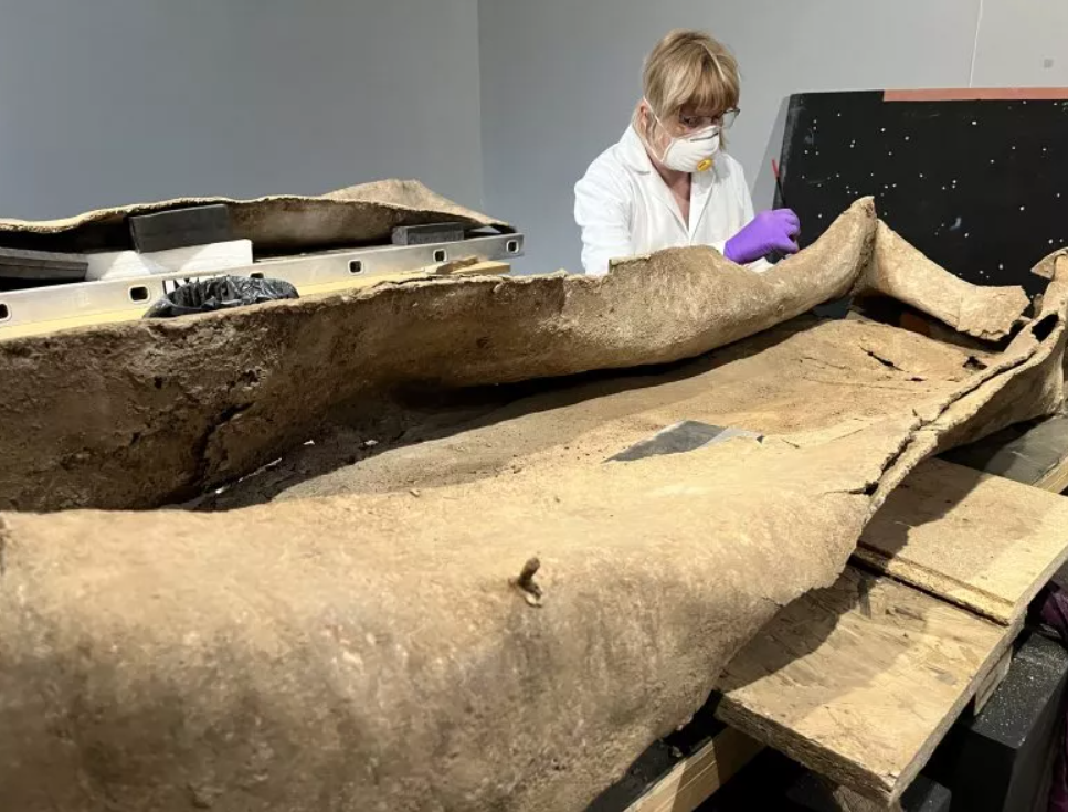 Bà ấy được chôn cất cùng với đồ trang sức bao gồm vòng tay, vòng cổ hạt thủy tinh, nhẫn và hoa tai, cho thấy địa vị cao của bà. Ảnh: @Dịch vụ Khảo cổ học West Yorkshire.