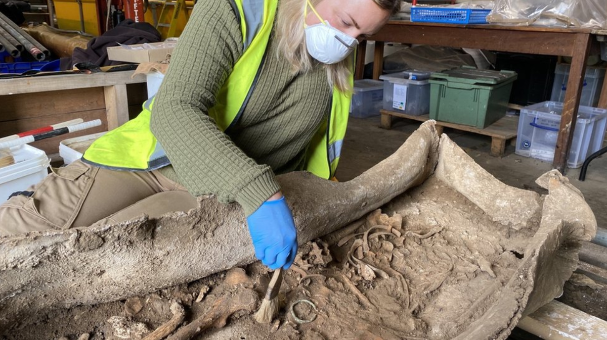Tuy nhiên, khi phân tích sâu hơn về những thứ có trong chiếc quan tài chì, các chuyên gia bất ngờ tìm thấy có một phần hài cốt thuộc về một đứa trẻ không rõ danh tính, khoảng 10 tuổi vào thời điểm tử vong. Ảnh: @Dịch vụ Khảo cổ học West Yorkshire.