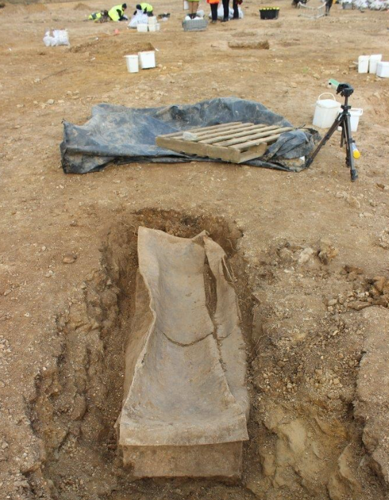 Theo đó, các nhà khảo cổ học khai quật tại quận đô thị Leeds, West Yorkshire, nước Anh đã phát hiện ra một di tích khảo cổ quan trọng có niên đại hơn 1.600 năm. Phát hiện này tập trung vào một chiếc quan tài bằng chì có từ thời La Mã cổ đại. Ảnh: @Dịch vụ Khảo cổ học West Yorkshire.