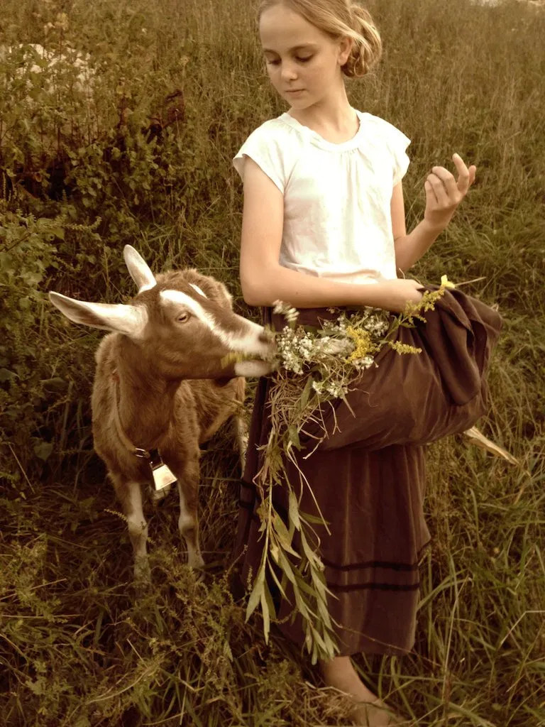  Tuổi Mùi: Mưa dầm thấm lâu là chiến thuật giúp con giáp này lấy trọn trái tim của nửa kia. Hôm nay khá may mắn vì bạn được mọi người giúp đỡ nhiệt tình, cấp trên ưu ái trọng dụng. Kinh tế vì thế cực kỳ viên mãn, tiền bạc no đủ, mọi dự án đều có lãi ròng. 