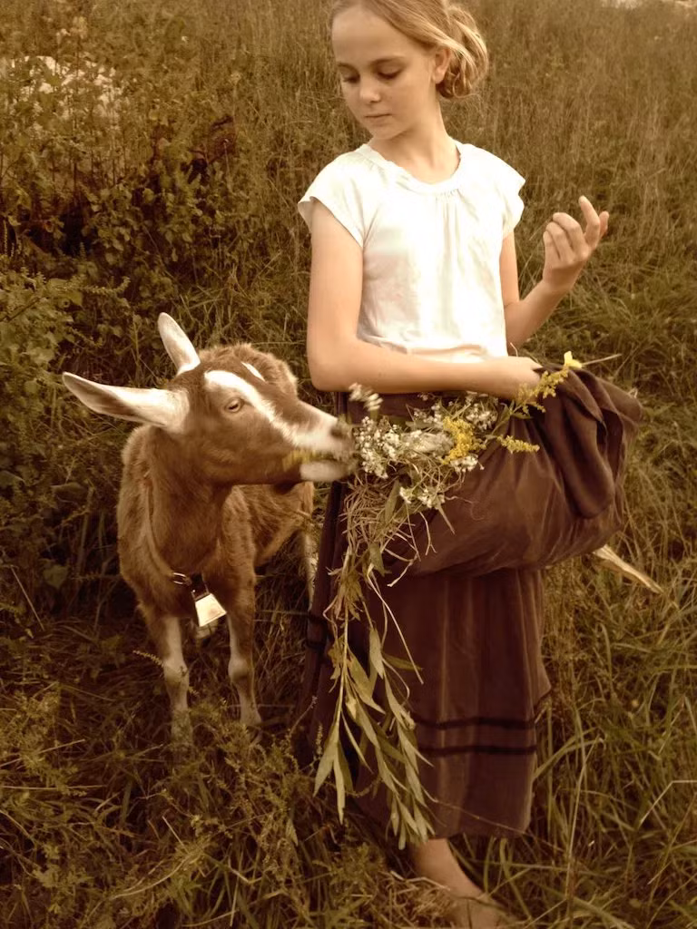  Tuổi Mùi: Mưa dầm thấm lâu là chiến thuật giúp con giáp này lấy trọn trái tim của nửa kia. Hôm nay khá may mắn vì bạn được mọi người giúp đỡ nhiệt tình, cấp trên ưu ái trọng dụng. Kinh tế vì thế cực kỳ viên mãn, tiền bạc no đủ, mọi dự án đều có lãi ròng. 