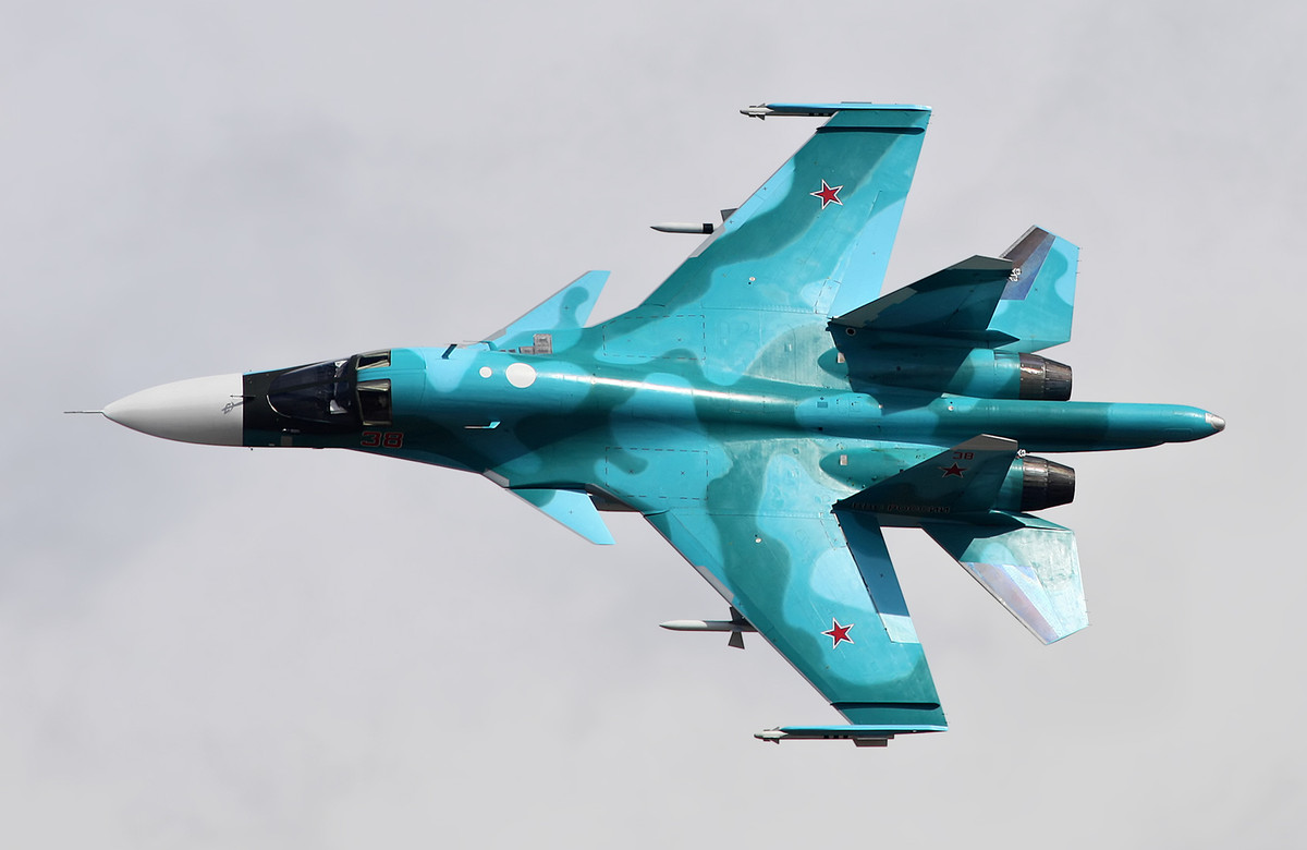 Được biết đến với tên gọi báo cáo của NATO là "Fullback", Su-34 được thiết kế để thay thế các máy bay ném bom thời Liên Xô cũ hơn như Su-24, nó kết hợp khả năng tấn công với hệ thống điện tử hàng không tiên tiến, có khung máy bay chắc chắn phù hợp cho các hoạt động tầm thấp. Ảnh: @Wikipedia.