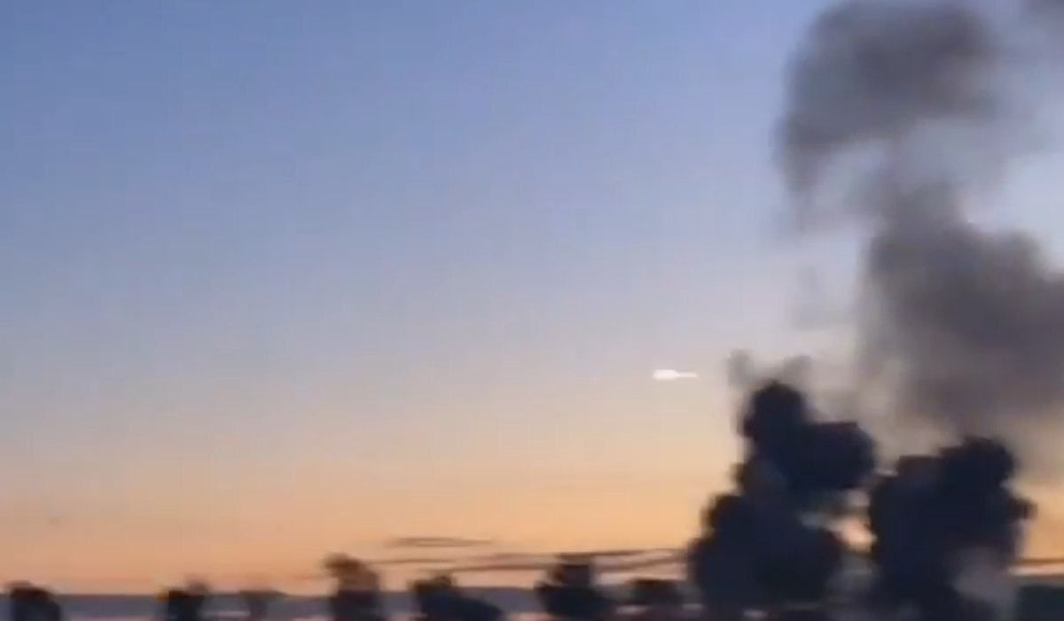 Đoạn video kết thúc đột ngột, khiến người xem không biết rõ, liệu chiếc Su-34 này đã thoát được hay bị bắn hạ ngay sau đó. Ảnh: @Ayden/X.com.