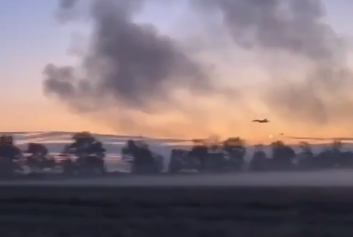 Chỉ trong vài giây, Hệ thống phòng không cầm tay [MANPADS] của Ukraine lập tức đáp trả, phóng một tên lửa lao về phía máy bay Su-34 đang rời đi. Ảnh:@Ayden/X.com.