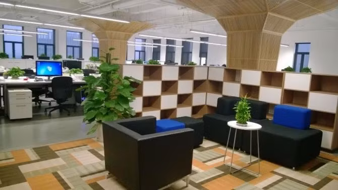 Nếu không đổi được vị trí, thì nên đặt một tấm bình phong hoặc dùng cây xanh chắn ngang để hóa giải. Ảnh: job1001.com.