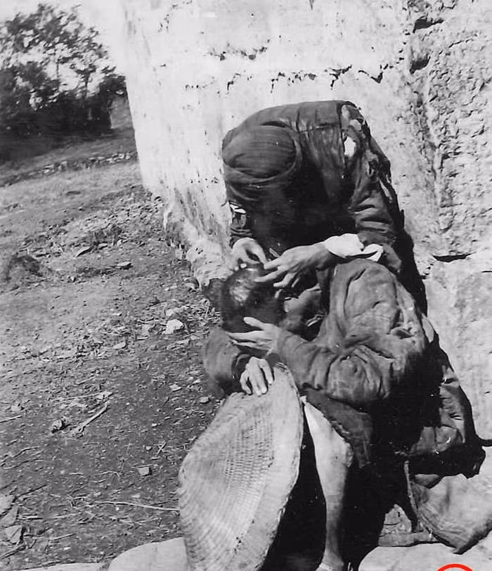 Bức ảnh thú vị về hai người ăn mày đang bắt chấy cho nhau trên góc phố ở Trung Quốc thời cuối nhà Thanh. Ảnh: sohu.com.