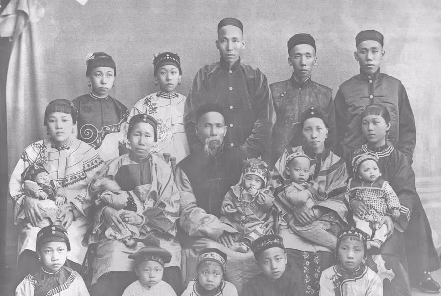 Bức ảnh về gia đình lớn giàu có thời kỳ cuối Mãn Thanh. Đây là gia đình gồm 20 người, trong đó có 10 trẻ em nên thời đó được coi là có phúc khí lớn. Ảnh: sohu.com.