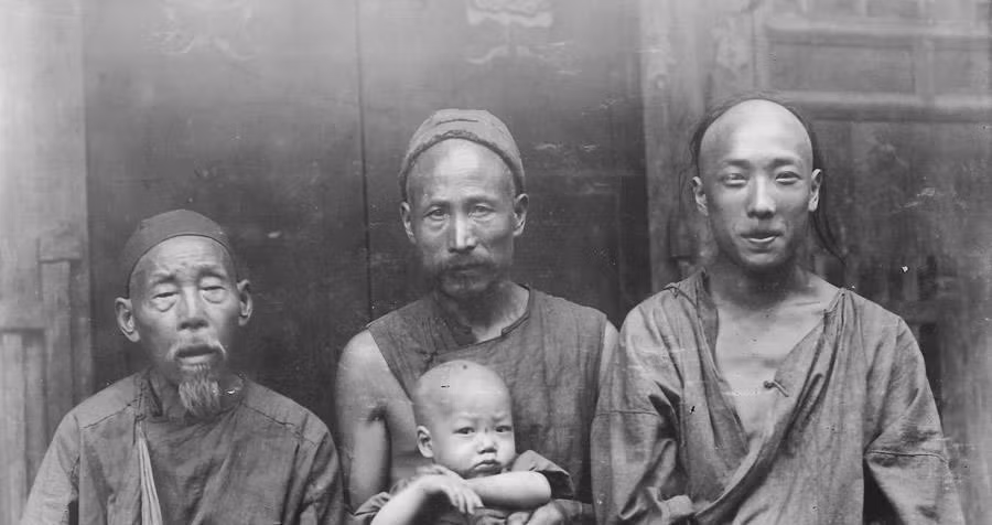 Trong ảnh là bốn thế hệ cụ, ông, cha, cháu trong một gia đình Trung Quốc cuối thời kỳ Mãn Thanh. Ảnh: sohu.com. 