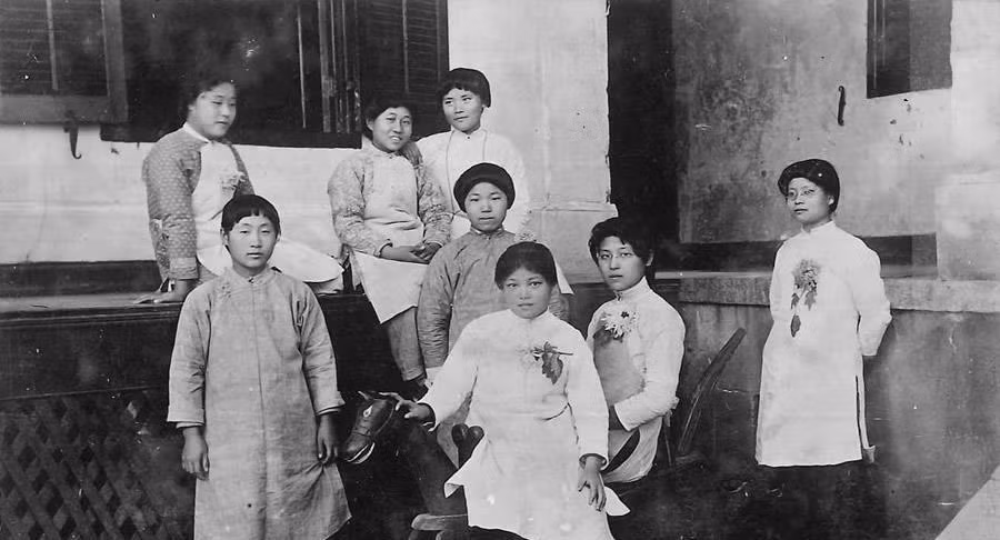 Trong ảnh là tám nữ sinh xinh đẹp của trường trung học Trấn Giang. Những cô gái trong thời kỳ cuối Mãn Thanh đã được tiếp nhận nhiều tư tưởng mới. Ảnh: sohu.com. 