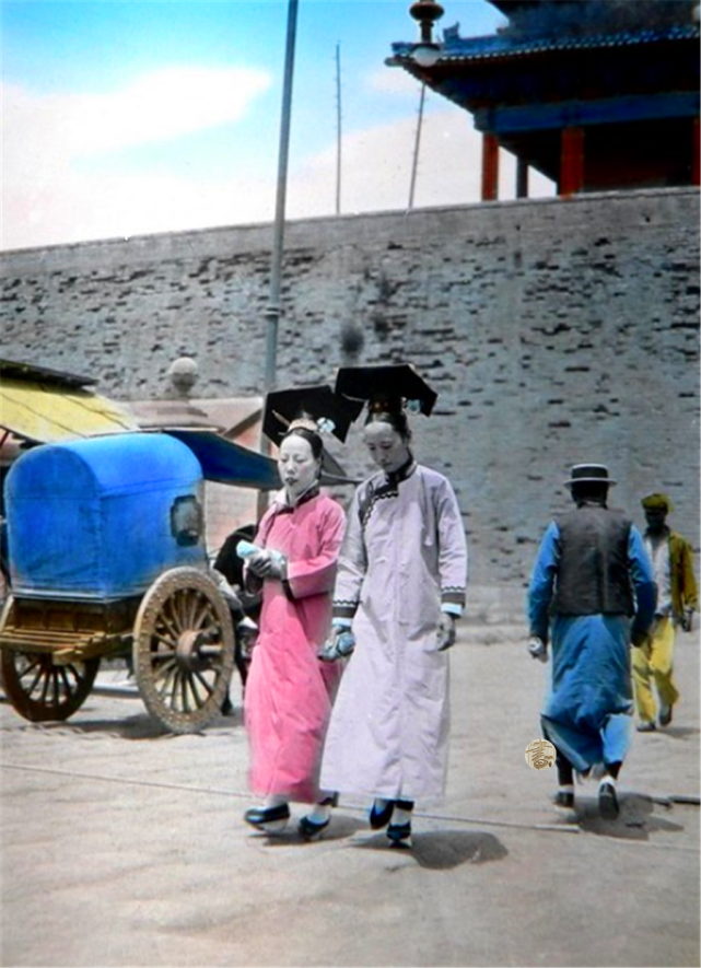 Hai phụ nữ Mãn Châu trên đường phố Bắc Kinh thời kỳ cuối Mãn Thanh. Ảnh: sohu.com.