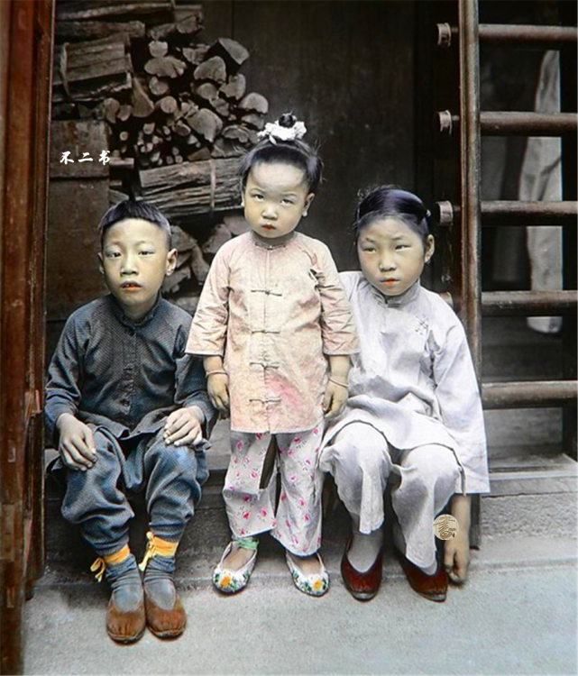 Ba em bé Trung Quốc đang đứng trước cửa nhà. Ảnh: sohu.com. 