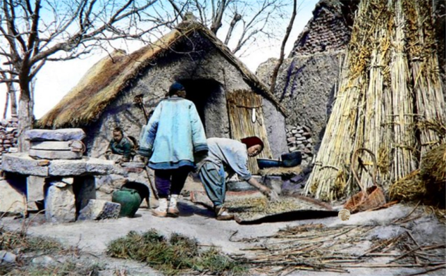 Hai phụ nữ nông thôn vùng Hoa Bắc đang làm việc trong sân nhà. Ảnh: sohu.com.