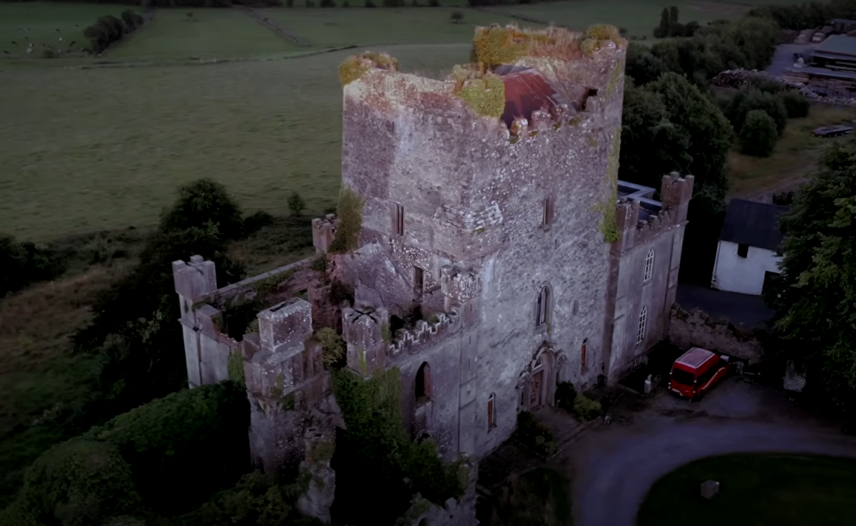 Lâu đài Leap, tọa lạc tại Ireland, đã nổi tiếng là một trong những lâu đài ma ám nhất đất nước. Với lịch sử kéo dài hàng thế kỷ, lâu đài này là minh chứng ám ảnh cho một quá khứ đen tối và hỗn loạn. Ảnh:@AmysCrypt.