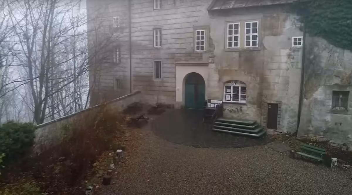 Lịch sử của lâu đài gắn liền với truyền thuyết siêu nhiên, các câu chuyện về những con quỷ bị giam cầm, những cảnh tượng không thể giải thích, một số sự kiện bí ẩn, tất cả tiếp tục thu hút những du khách tò mò muốn khám phá những bí ẩn đã bao trùm pháo đài qua nhiều thế kỷ. Ảnh: @Discovery UK.