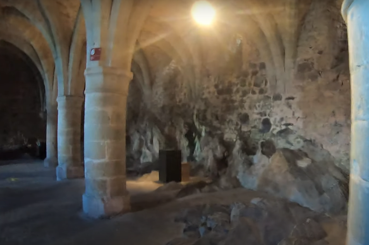 Quá khứ huyền thoại của Château de Chillon và những hoạt động huyền bí được đồn đại đã mê hoặc vô số du khách, đưa họ vào một thế giới nơi lịch sử và bí ẩn đan xen, để lại ấn tượng khó phai mờ cho những ai dám khám phá các bức tường cổ xưa lâu đài. Ảnh: @januslog.