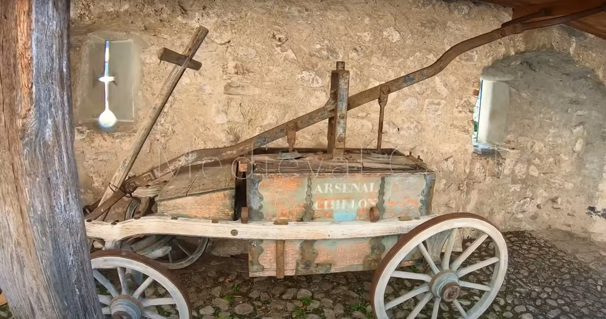 Du khách và nhân viên đều báo cáo những sự việc kỳ lạ, bao gồm các vật thể tự di chuyển một cách bí ẩn, cảm giác bất an như bị ai theo dõi trong những căn phòng trống. Những sự việc không thể giải thích này đã làm sâu sắc thêm danh tiếng bí ẩn của Château de Chillon, tăng thêm sức hấp dẫn của những câu chuyện ma ám. Ảnh: @januslog.