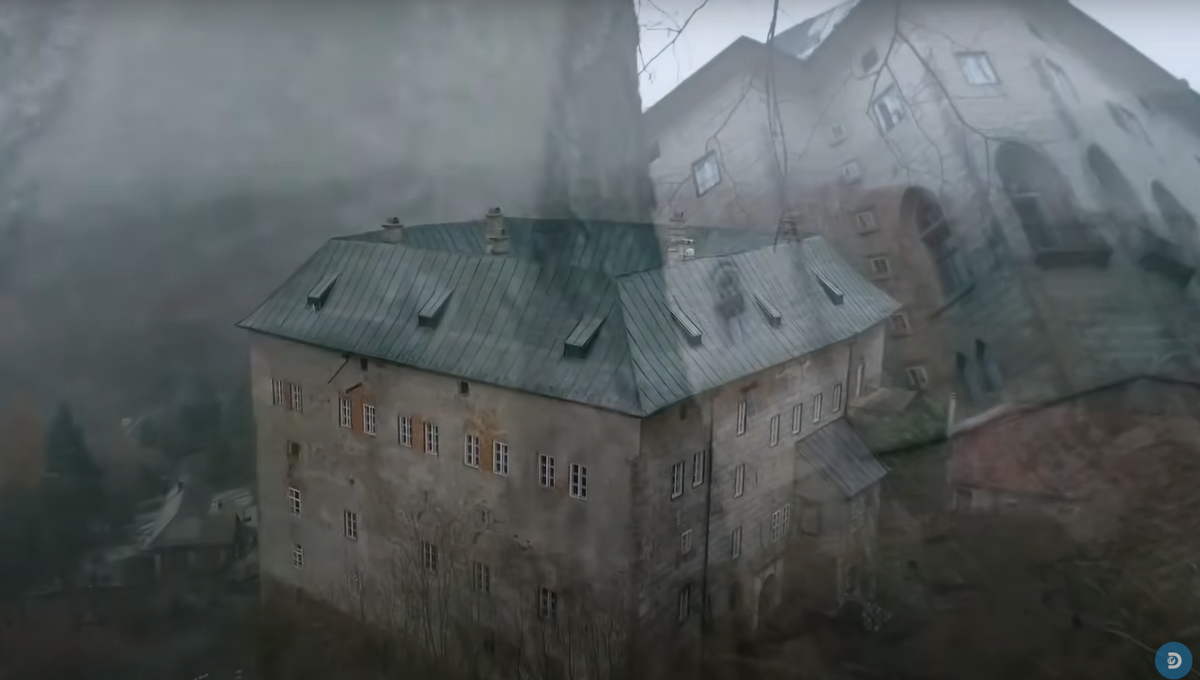 Houska nổi bật với những đặc điểm kiến trúc độc đáo, bao gồm một nhà nguyện được xây dựng ngay phía trên một hố sâu không đáy. Ảnh: @Discovery UK.