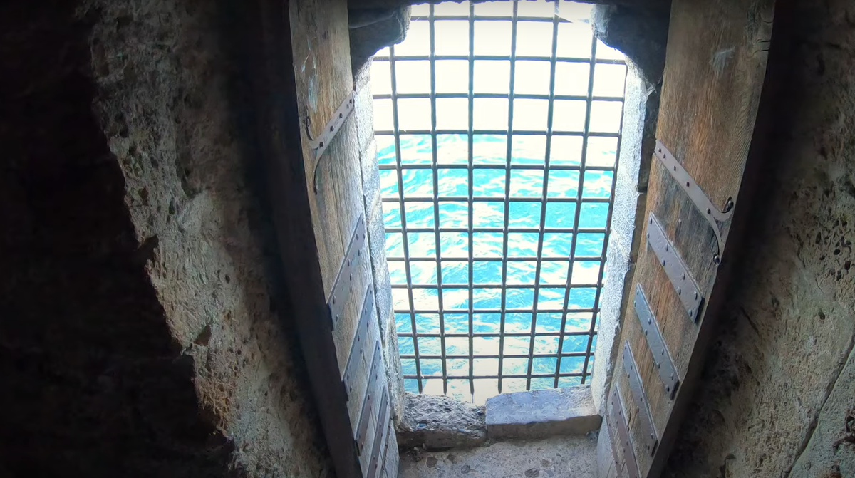 Những truyền thuyết kỳ lạ xung quanh Château de Chillon cũng hấp dẫn như kiến trúc tráng lệ của nó. Nào là câu chuyện kể về những lời thì thầm ma quái vang vọng qua nhiều thế kỷ, đến những hình bóng siêu nhiên trôi qua trong vùng tối, hay những bước chân không thể giải thích qua các hành lang. Ảnh: @januslog.