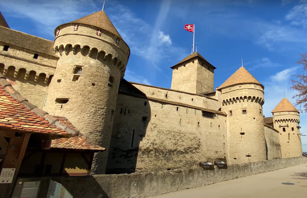  Lâu đài Château de Chillon, tọa lạc trên bờ hồ Geneva đẹp như tranh vẽ, là minh chứng cho những câu chuyện ám ảnh của châu Âu thời trung cổ. Pháo đài ấn tượng với sự hiện diện uy nghiêm và tầm nhìn tuyệt đẹp, lưu giữ một lịch sử đen tối vang vọng theo thời gian. Ảnh: @januslog.