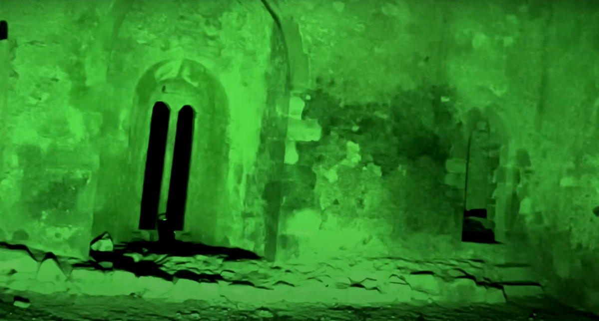 Trong nhiều năm qua, nhiều báo cáo về hiện tượng siêu nhiên đã xuất hiện từ Lâu đài Leap, càng làm tăng thêm danh tiếng ma ám của nơi này. Du khách đã tuyên bố chứng kiến những bóng ma rùng rợn và những hình thù siêu nhiên lang thang trong các hành lang mờ tối. Ảnh:@AmysCrypt.