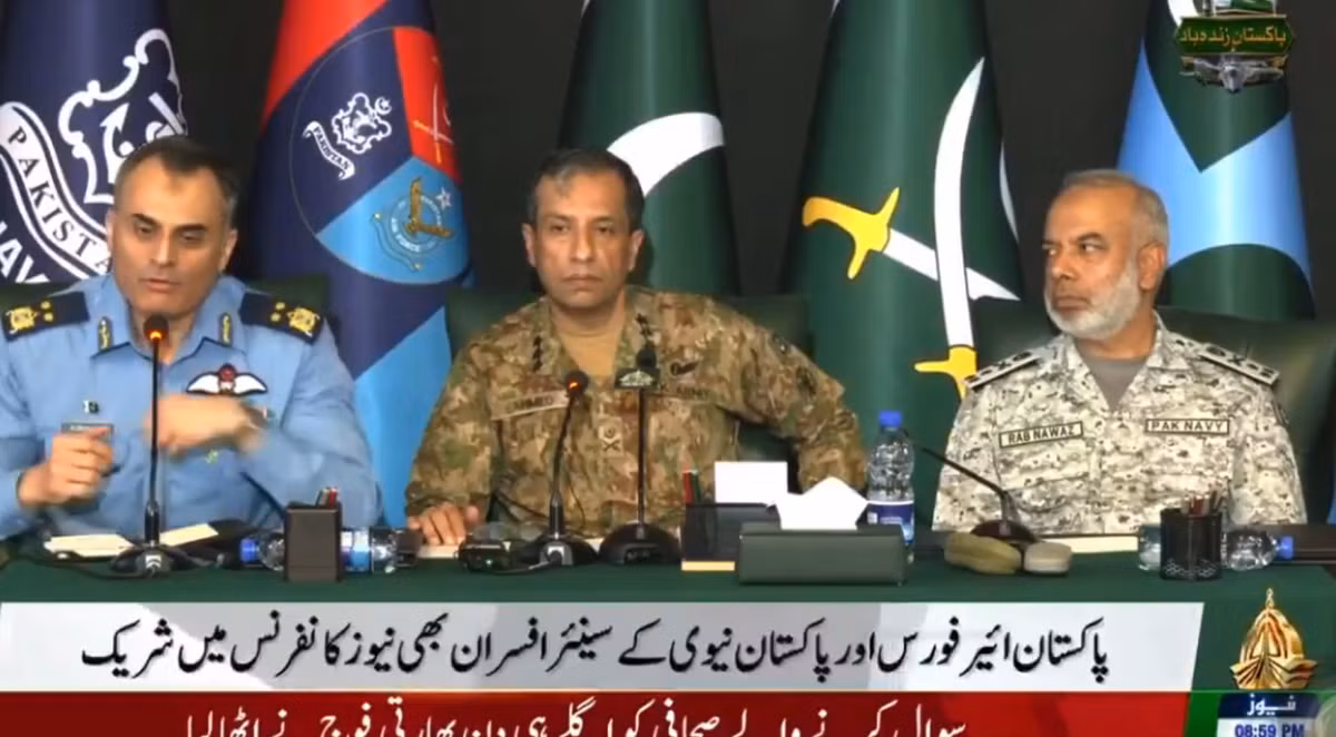 Trong cuộc họp báo mới nhất, các quan chức Pakistan cho biết, các máy bay chiến đấu J-10 và JF-17 do Trung Quốc sản xuất, cũng như F-16 Vipers do Mỹ cung cấp, đã tham gia vào cuộc không chiến với lực lượng Ấn Độ vào đêm ngày 6-7 tháng 5. Họ cũng lưu ý rõ ràng về việc sử dụng tên lửa PL-15E do Trung Quốc sản xuất vào trong cuộc chiến. Ảnh: @Clash Report.