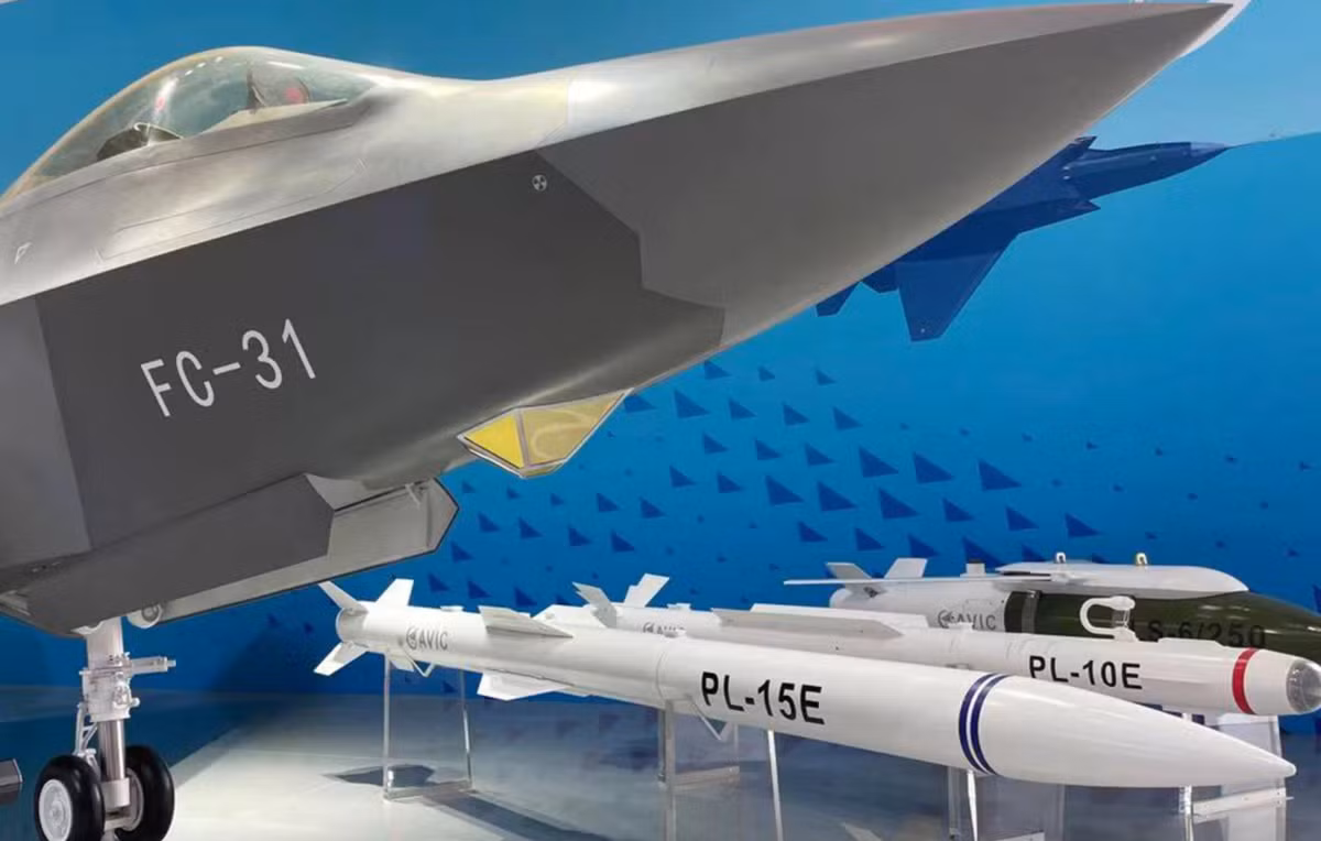 Tên lửa PL-15 được cung cấp năng lượng bởi động cơ tên lửa nhiên liệu rắn xung kép, được cho là có khả năng chống lại các biện pháp đối phó tần số vô tuyến tốt hơn so với các thế hệ tên lửa trước của Trung Quốc. PL-15 cũng có liên kết dữ liệu hai chiều cho phép cập nhật hướng dẫn sau khi phóng. Ảnh: @Asia Times.