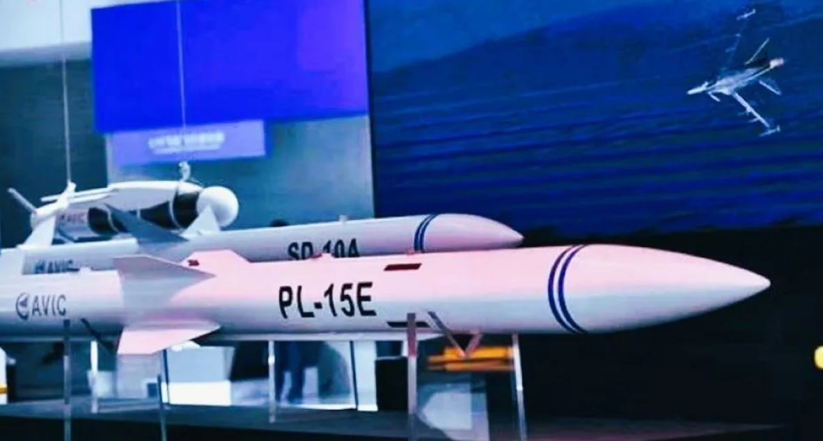 Tầm bắn tối đa được báo cáo của PL-15 là khoảng 199 km, nhưng tầm bắn của phiên bản xuất khẩu PL-15E đang phục vụ tại Pakistan được cho là chỉ đạt 144 km. Và cũng không có gì lạ khi các phiên bản tên lửa xuất khẩu có khả năng bị giảm đáng kể, so với các phiên bản mà một quốc gia xuất xứ tự chế tạo để sử dụng. Ảnh: @The Asia Live.