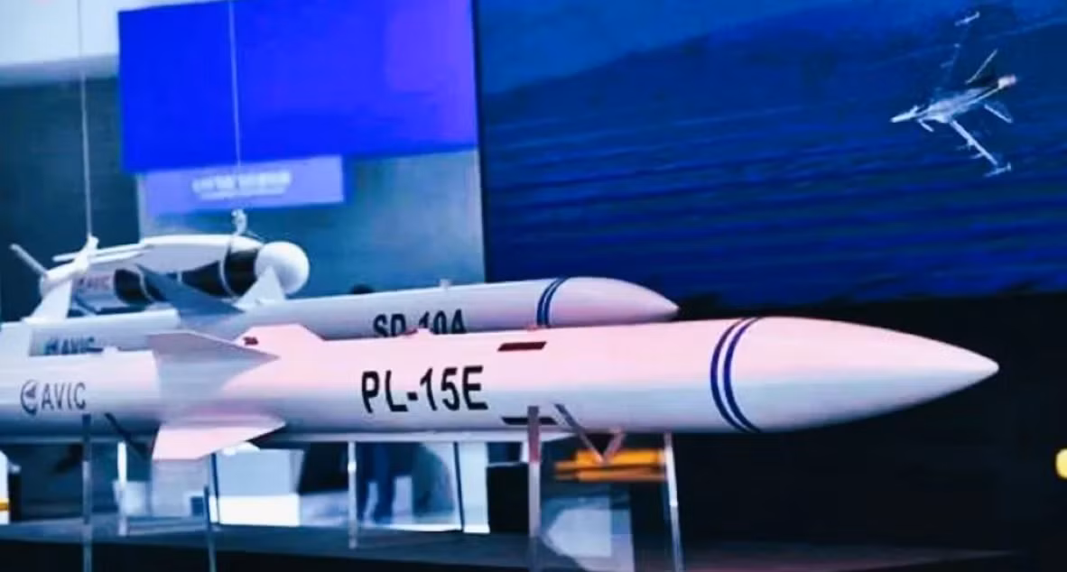 Tầm bắn tối đa được báo cáo của PL-15 là khoảng 199 km, nhưng tầm bắn của phiên bản xuất khẩu PL-15E đang phục vụ tại Pakistan được cho là chỉ đạt 144 km. Và cũng không có gì lạ khi các phiên bản tên lửa xuất khẩu có khả năng bị giảm đáng kể, so với các phiên bản mà một quốc gia xuất xứ tự chế tạo để sử dụng. Ảnh: @The Asia Live.