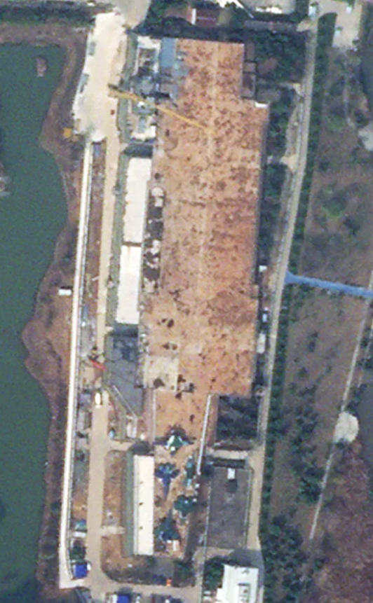 Các công việc thử nghiệm với sóng vô tuyến, cùng một mô hình máy bay không người lái chiến đấu tàng hình GJ-11 Sharp Sword của Trung Quốc cũng đã xuất hiện trên mô hình tàu sân bay trên cạn này. Ảnh: @2025 PLANET LABS INC. 