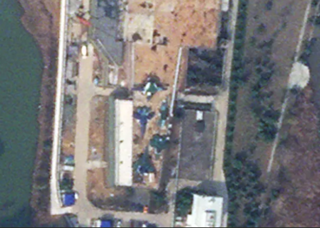 Trong hình ảnh mới nhất, trên boong tàu sân bay có thể thấy có các mô hình máy bay khác nhau, mặc dù chúng được che phủ bằng bạt hoặc một vật liệu khác, khiến việc nhận diện chúng trở nên khó khăn. Ít nhất một trong các mô hình này là máy bay chiến đấu trên tàu J-15, trong khi một mô hình khác có vẻ là máy bay chiến đấu tàng hình J-35, và một mô hình nữa là máy bay cảnh báo sớm và kiểm soát trên không KJ-600. Ảnh: @2025 PLANET LABS INC.