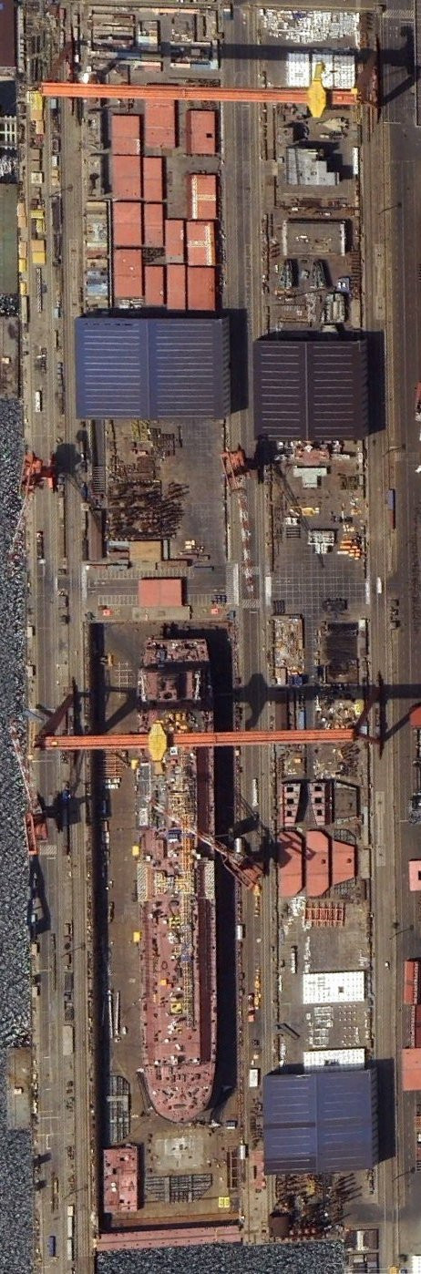 Type 004 sẽ được trang bị máy phóng theo cấu hình CATOBAR (cất cánh có hỗ trợ máy phóng, không giới hạn lượng nhiên liệu và vũ khí mà máy bay có thể mang, hạ cánh bằng cáp hãm). Điều này trái ngược với hai tàu sân bay trước của Hải quân Quân Giải phóng Nhân dân Trung Quốc— Sơn Đông và Liêu Ninh, vốn là các loại tàu sân bay có cấu hình STOBAR (cất cánh trên boong ngắn hơn nhưng giới hạn lượng nhiên liệu và vũ khí mà máy bay có thể mang, hạ cánh bằng cáp hãm). Ảnh: @Google Earth.