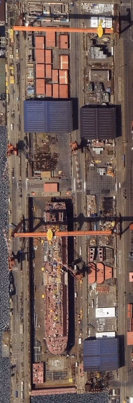 Type 004 sẽ được trang bị máy phóng theo cấu hình CATOBAR (cất cánh có hỗ trợ máy phóng, không giới hạn lượng nhiên liệu và vũ khí mà máy bay có thể mang, hạ cánh bằng cáp hãm). Điều này trái ngược với hai tàu sân bay trước của Hải quân Quân Giải phóng Nhân dân Trung Quốc— Sơn Đông và Liêu Ninh, vốn là các loại tàu sân bay có cấu hình STOBAR (cất cánh trên boong ngắn hơn nhưng giới hạn lượng nhiên liệu và vũ khí mà máy bay có thể mang, hạ cánh bằng cáp hãm). Ảnh: @Google Earth.