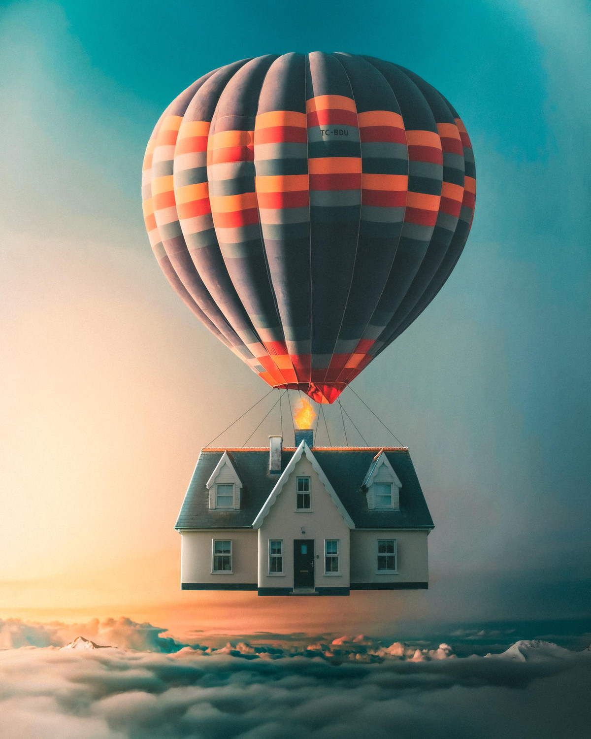 Nhưng thay vì hàng trăm khinh khí cầu, công ty công nghệ châu Âu TELE2 mong muốn sẽ chỉ dựa vào một khinh khí cầu lớn để mang một ngôi nhà nhỏ nguyên mẫu làm bằng gỗ, và bay qua không trung. Ảnh: @DeviantArt.