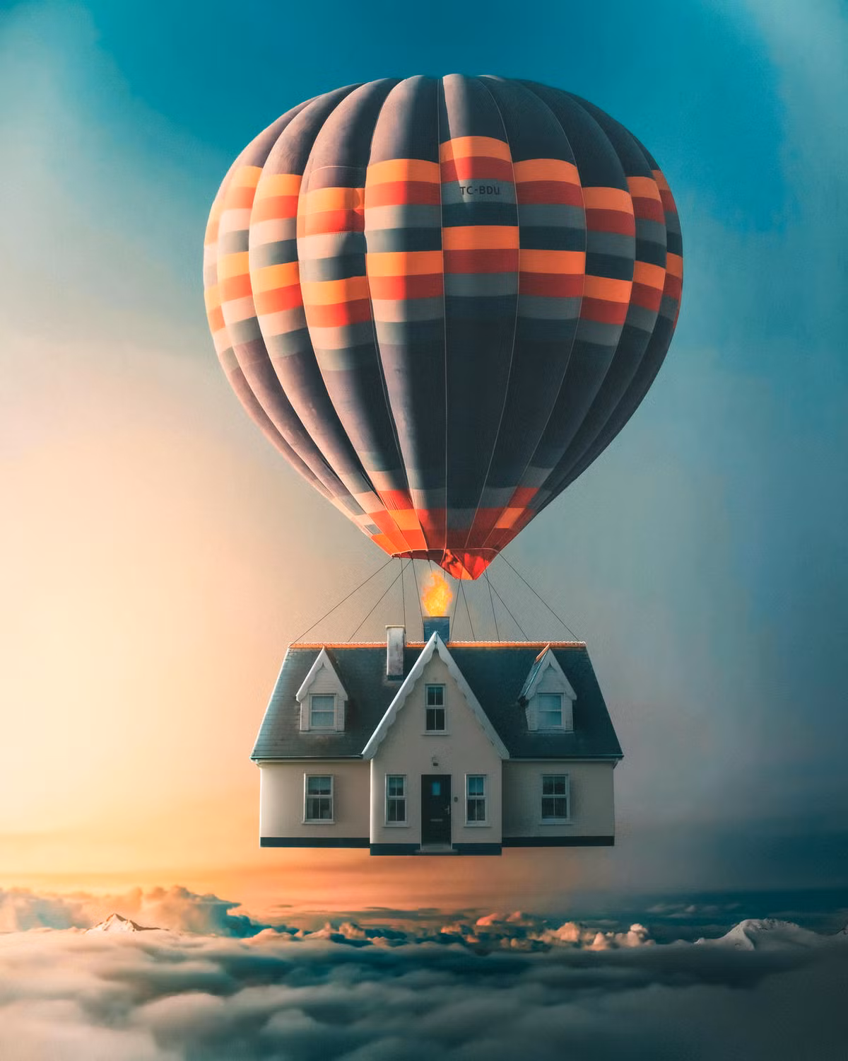 Nhưng thay vì hàng trăm khinh khí cầu, công ty công nghệ châu Âu TELE2 mong muốn sẽ chỉ dựa vào một khinh khí cầu lớn để mang một ngôi nhà nhỏ nguyên mẫu làm bằng gỗ, và bay qua không trung. Ảnh: @DeviantArt.