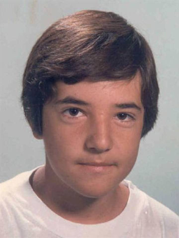 Cảnh sát đã điều tra hàng trăm đầu mối, nhưng thất bại. Cậu bé chính thức được tuyên bố là đã chết 29 năm sau khi biến mất, nhưng mọi người vẫn thắc mắc: làm sao một cậu bé đang trên bờ vực danh vọng lại có thể biến mất không một dấu vết, và cậu ấy có thể ở đâu sau ngần ấy thời gian? Ảnh: @theolivepress.es.