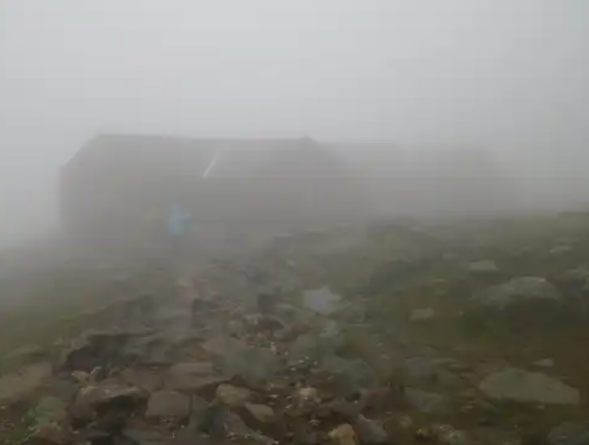 Một thành viên thám hiểm được tìm thấy trốn dưới bồn rửa, ngồi run rẩy. Anh ta tuyên bố thấy các khuôn mặt ma quái ở khắp lều, người khác vào lều trú chân thì bị mất giày không lý do. Ảnh: @onlyinyourstate.com.