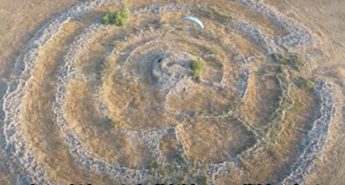 Các cấu trúc này rộng hơn 441m, chứa các tường đá thấp chạy vòng cung bên trong, nhưng kỳ lạ là nó không có cửa ra vào. Tới nay, không ai biết chính xác mục đích của các cấu trúc kỳ bí này là gì. Ảnh: @huffpost.com.