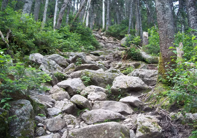 Túp lều Lake of the Clouds, ở New Hampshire không chỉ là nơi lý tưởng dừng chân để ngắm nhìn quang cảnh núi non, mà nó còn trở thành bối cảnh cho những câu chuyện ma quái, rùng rợn. Ảnh: @onlyinyourstate.com.