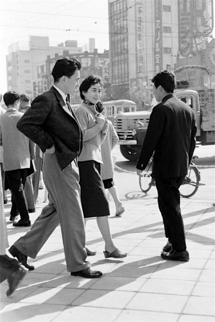 Nam thanh nữ tú Nhật Bản trong trang phục hiện đại trên đường phố. Ảnh: sina.com.cn.