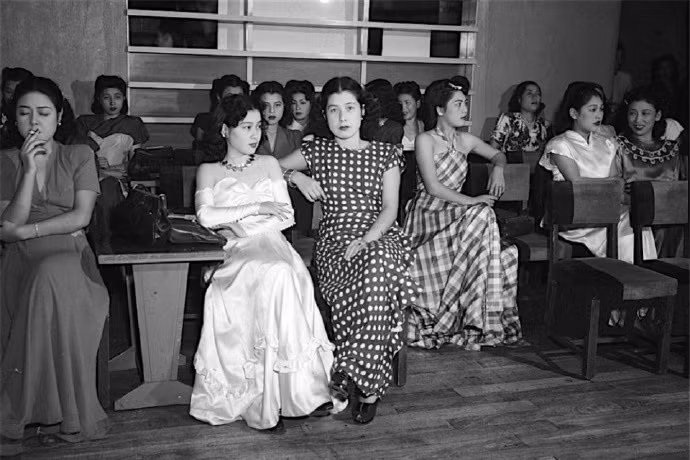 Các cô gái trẻ trong trang phục dạ hội tại một bữa tiệc. Ảnh: sina.com.cn.