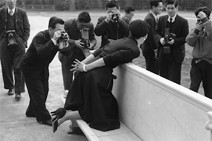 Các nhiếp ảnh gia đang chụp ảnh cho một người mẫu ảnh. Ảnh: sina.com.cn. 