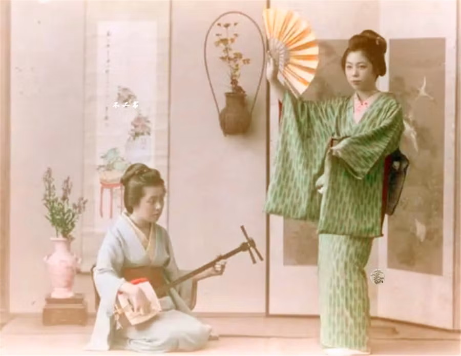 Hai thiếu nữ Nhật Bản đang đàn và múa. Ảnh: sohu.com. 